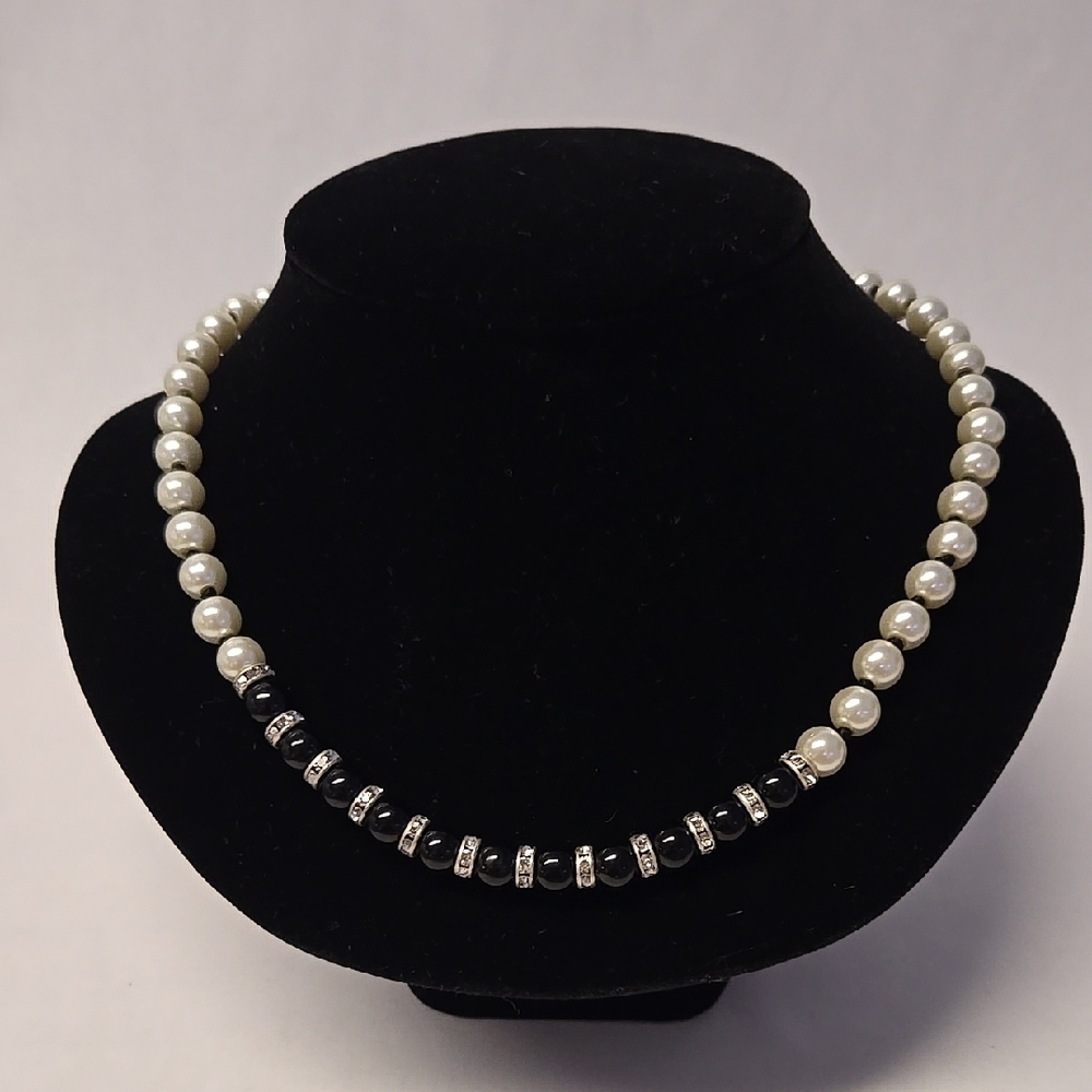 🌷3/$25 Elegant Faux Pearl and Onyx Necklace